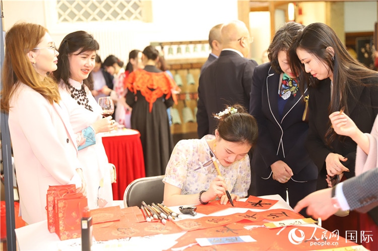 現(xiàn)場(chǎng)書法體驗(yàn)。人民網(wǎng)記者 霍文攝