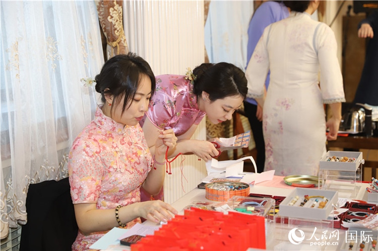 孔院教師展示剪紙。人民網(wǎng)記者 霍文攝