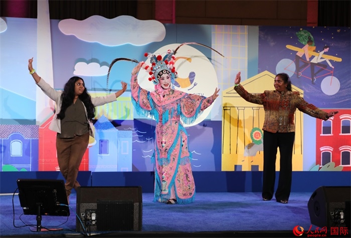 當(dāng)?shù)厝A人京劇社團(tuán)的青年演員現(xiàn)場表演京劇選段，并與現(xiàn)場觀眾近距離互動。人民網(wǎng)記者 李志偉攝