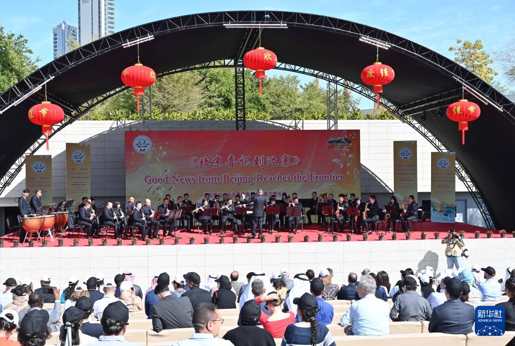 3月9日，在科威特首都省賈比爾文化中心，人們欣賞中國(guó)樂隊(duì)帶來的中國(guó)曲目。新華社發(fā)（阿薩德攝）