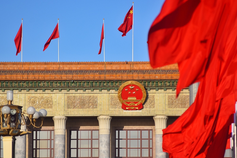 2024年3月8日，北京上空現(xiàn)“兩會藍”，人民大會堂前紅旗飄揚。