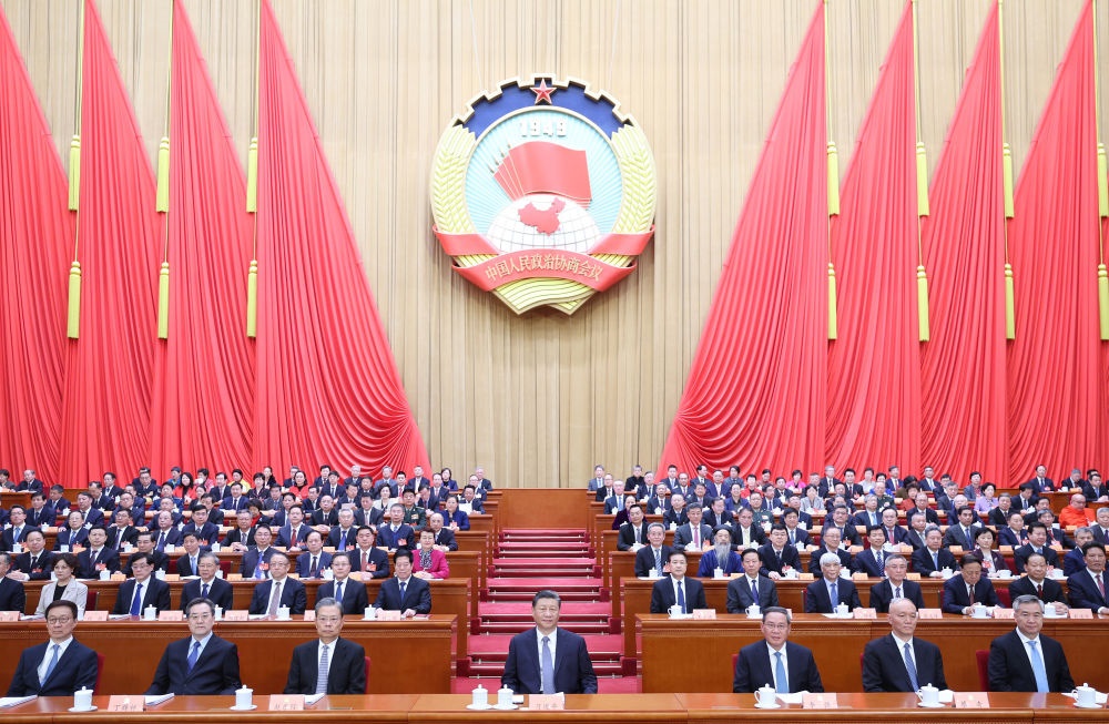 3月4日下午，中國(guó)人民政治協(xié)商會(huì)議第十四屆全國(guó)委員會(huì)第二次會(huì)議在北京人民大會(huì)堂開幕。這是習(xí)近平、李強(qiáng)、趙樂(lè)際、蔡奇、丁薛祥、李希、韓正在主席臺(tái)就座。王滬寧代表政協(xié)第十四屆全國(guó)委員會(huì)常務(wù)委員會(huì)，向大會(huì)報(bào)告工作。