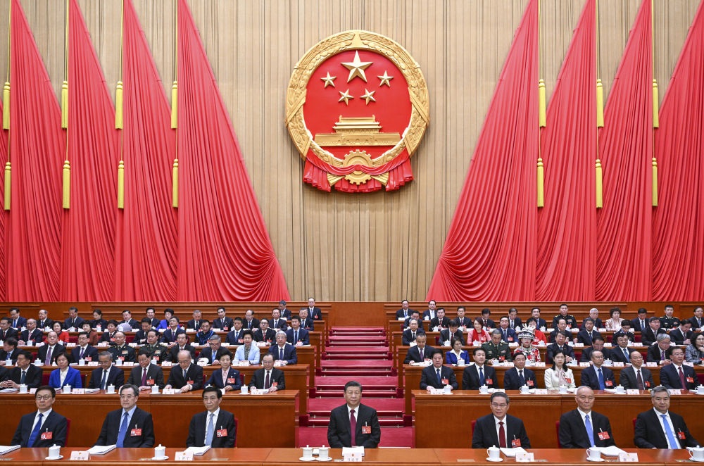 3月5日，第十四屆全國(guó)人民代表大會(huì)第二次會(huì)議在北京人民大會(huì)堂開幕。黨和國(guó)家領(lǐng)導(dǎo)人習(xí)近平、李強(qiáng)、王滬寧、蔡奇、丁薛祥、李希、韓正等出席大會(huì)。趙樂(lè)際主持大會(huì)。