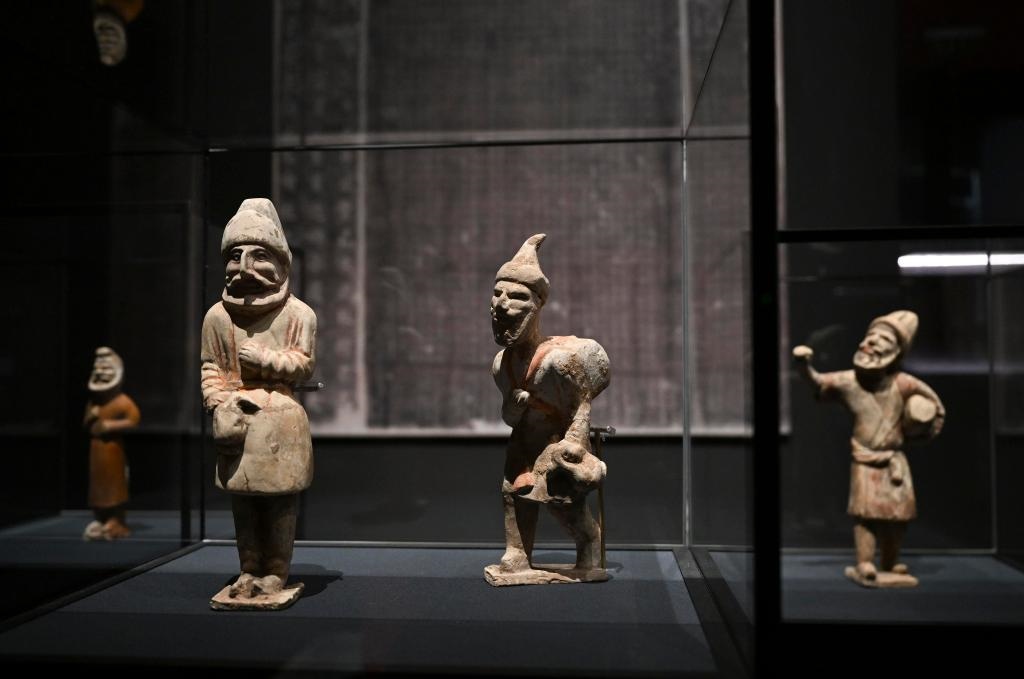 “歷史之遇——中國與西亞古代文明交流展”于1月12日至4月11日在故宮午門正殿展廳舉行。這是展出的陶彩繪人俑（1月10日攝）。新華社記者金良快攝