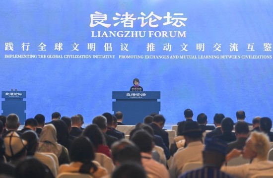  2023年12月3日，卡塔爾國家圖書館執(zhí)行館長陳慧心在“良渚論壇”上發(fā)言。當(dāng)日，以“踐行全球文明倡議，推動文明交流互鑒”為主題的首屆“良渚論壇”在浙江省杭州市開幕。新華社記者 黃宗治 攝