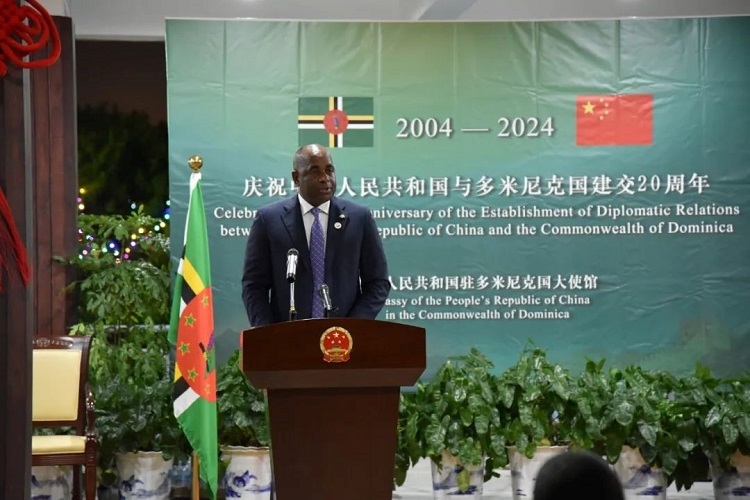 多米尼克總理斯凱里特在中多建交20周年招待會(huì)上致辭。中國駐多米尼克大使館供圖