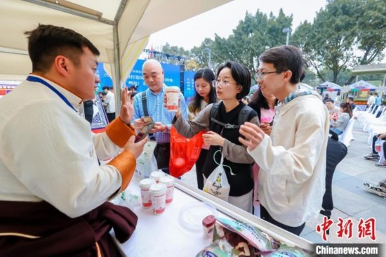圖為廣州市民體驗果洛特產。 果洛州文體旅游廣電局 供圖