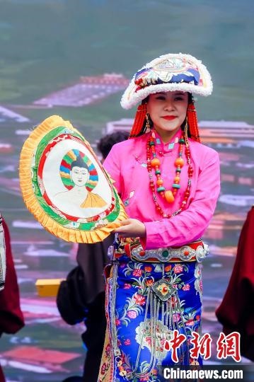 圖為身著民族服飾的演員們展示果洛特色產品。 果洛州文體旅游廣電局 供圖