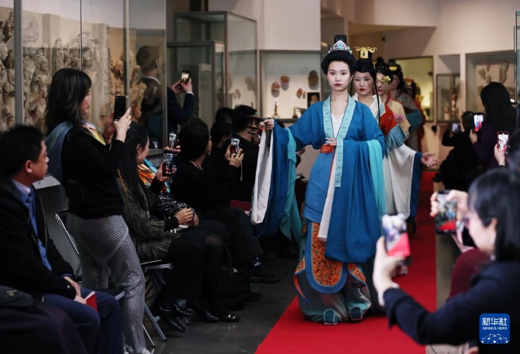 3月13日，在位于法國巴黎的吉美國立亞洲藝術(shù)博物館，模特展示敦煌復(fù)原服飾。新華社記者 高靜 攝