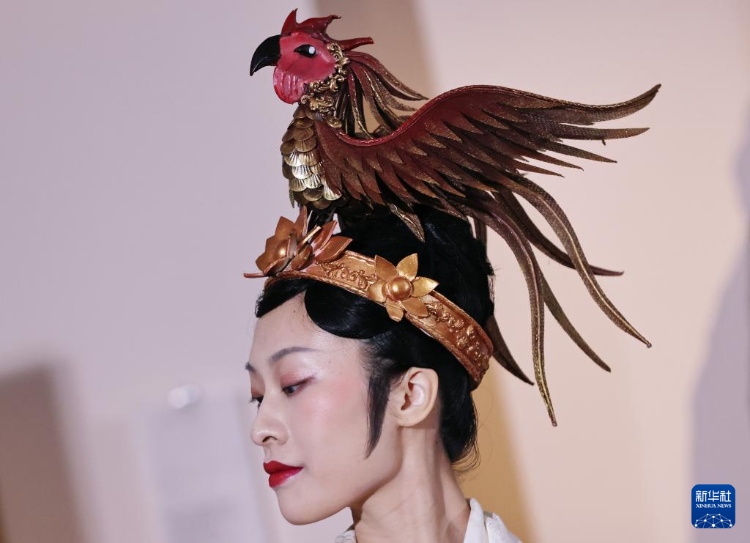 3月13日，在位于法國巴黎的吉美國立亞洲藝術(shù)博物館，模特展示敦煌復(fù)原服飾。新華社記者 高靜 攝