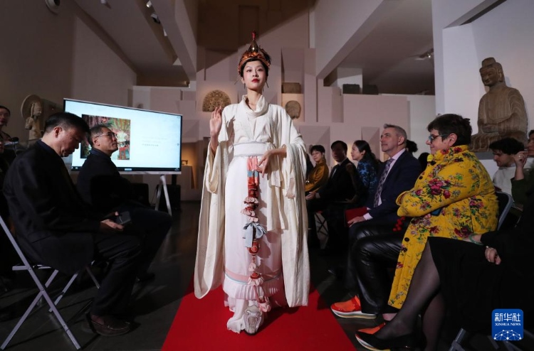 3月13日，在位于法國巴黎的吉美國立亞洲藝術(shù)博物館，模特展示敦煌復(fù)原服飾。新華社記者 高靜 攝