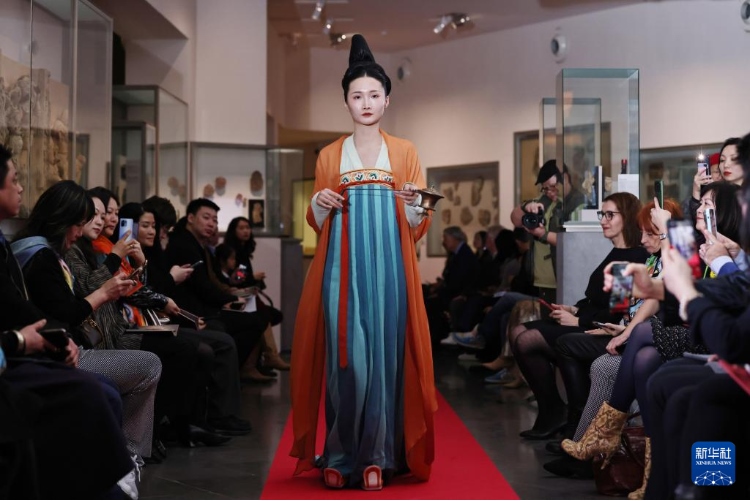 3月13日，在位于法國巴黎的吉美國立亞洲藝術(shù)博物館，模特展示敦煌復(fù)原服飾。新華社記者 高靜 攝