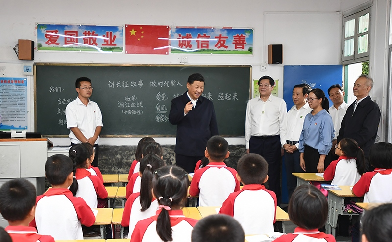 2020年9月16日，習(xí)近平總書(shū)記在湖南省郴州市汝城縣文明瑤族鄉(xiāng)第一片小學(xué)，同正在上思政課的同學(xué)們親切交流。