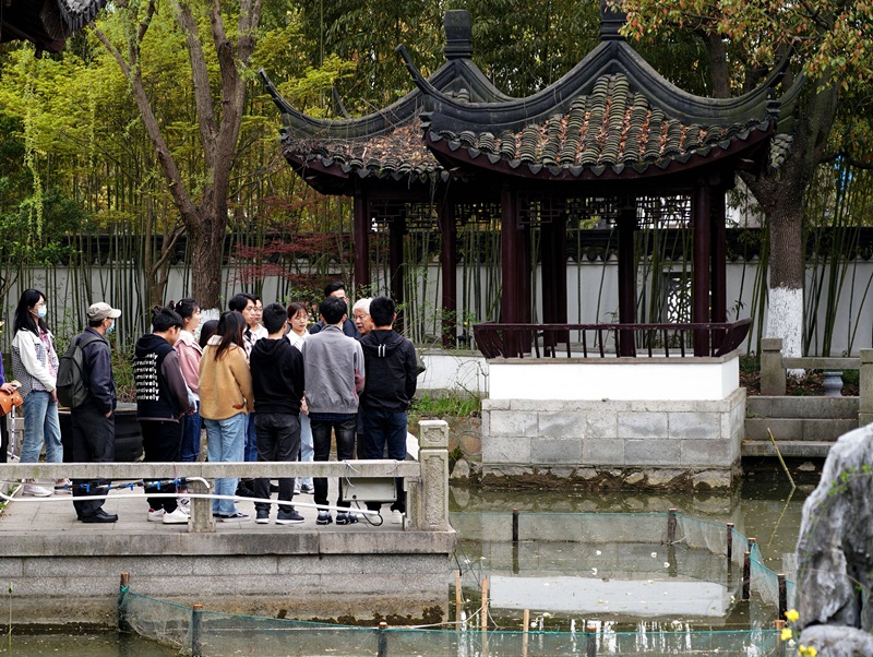 2021年3月30日，在上海交通大學(xué)南蘇園的“微型洱?！迸裕缀Ｄ辖淌跒閷W(xué)生們打造“沉浸式”思政課。