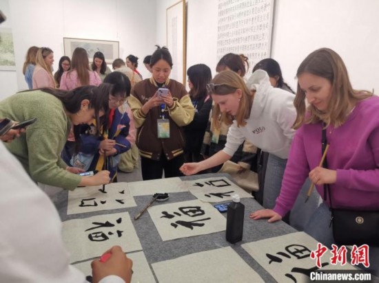 比利時(shí)學(xué)生體驗(yàn)書(shū)法。杭州師范大學(xué)供圖