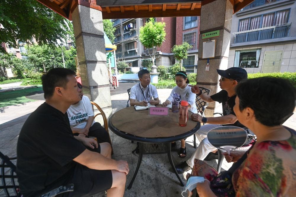 △2023年7月21日，在位于浙江杭州臨安區(qū)錦南街道水岸陽光小區(qū)的陽光議事廳，街道干部在聽取居民們反映的問題及意見。
