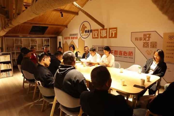 △浙江金華武義縣后陳村“鄰舍家”協(xié)商議事會(huì)討論舊村改造事宜。