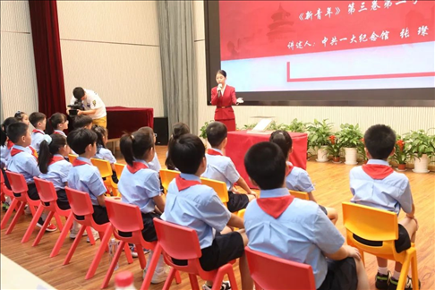 △ 2023年9月1日，中共一大紀念館帶著館藏珍貴文物《新青年》第三卷第二號來到靜安區(qū)第一中心小學。