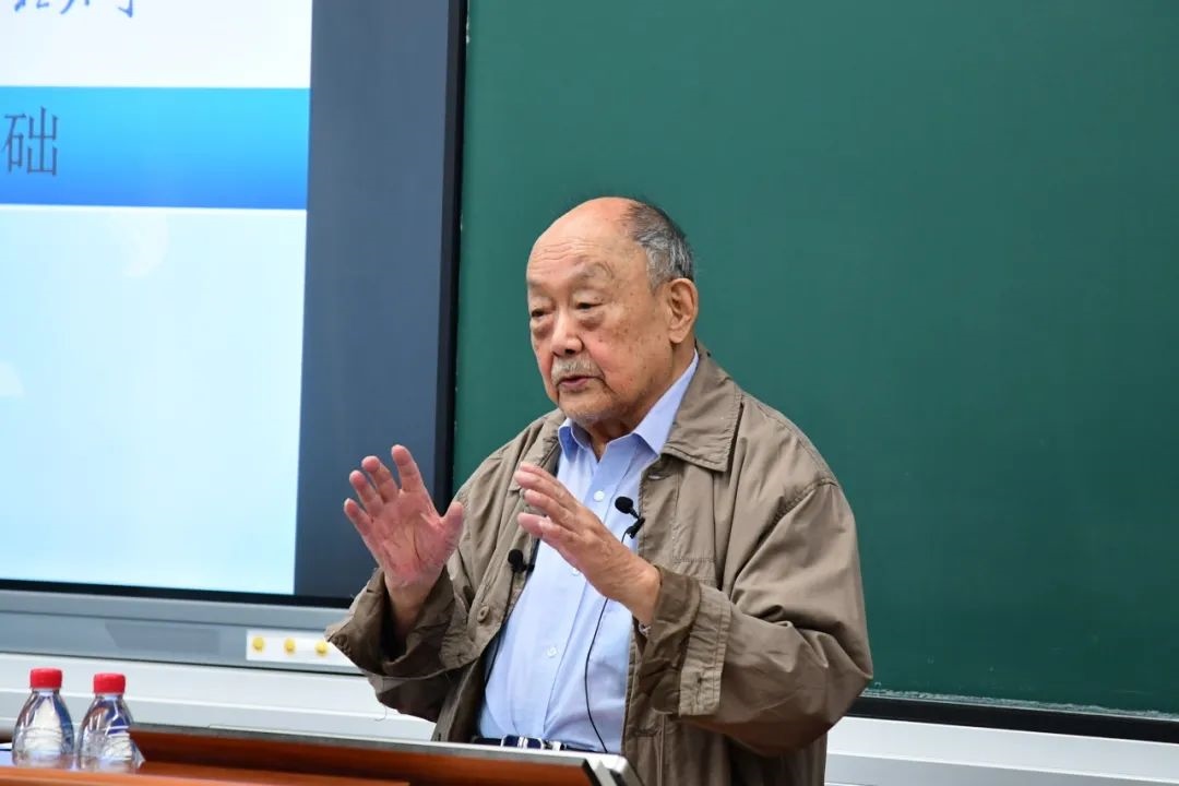 91歲的楊士莪院士“一站到底”為學生授課。哈爾濱工程大學供圖