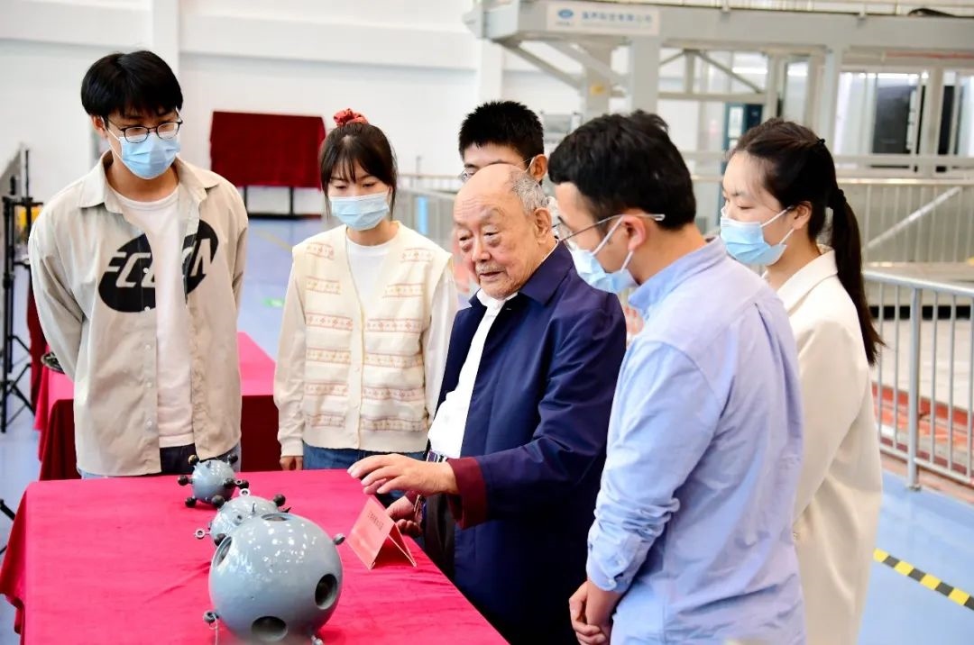 楊士莪院士在實驗室指導(dǎo)學生。哈爾濱工程大學供圖