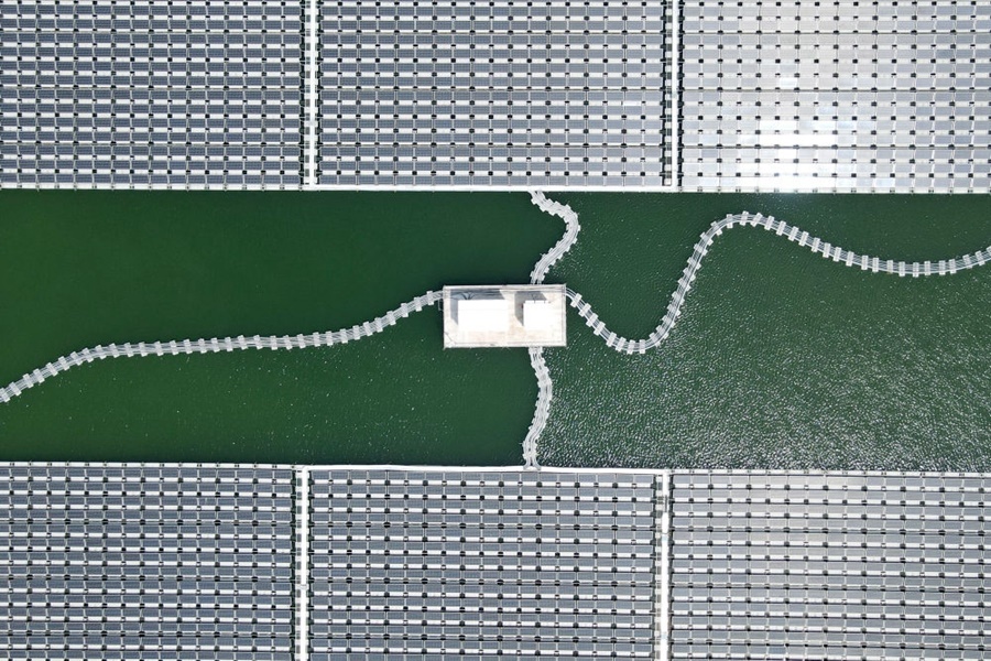 2022年8月25日拍攝的潁上縣毛圩水上光伏電站（無人機(jī)照片）。近年來，安徽省阜陽市潁上縣古城鎮(zhèn)積極推進(jìn)采煤沉陷區(qū)治理工作，將昔日的采煤沉陷區(qū)建設(shè)成水上光伏電站，既減少占用土地面積，又能生產(chǎn)清潔能源。