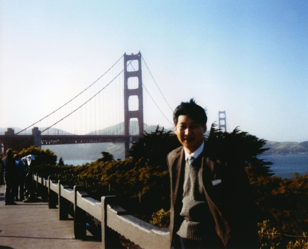 這是1985年，時任正定縣委書記的習近平在美國考察時的照片。新華社發(fā)