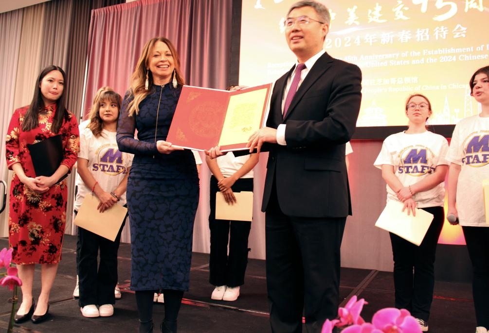 2024年2月27日，中國駐芝加哥總領(lǐng)事館舉辦慶祝中美建交45周年招待會，來自馬斯卡廷中學的學生們在招待會上收到一份特殊禮物——中國國家主席習近平給他們的復(fù)信。新華社記者 徐靜 攝