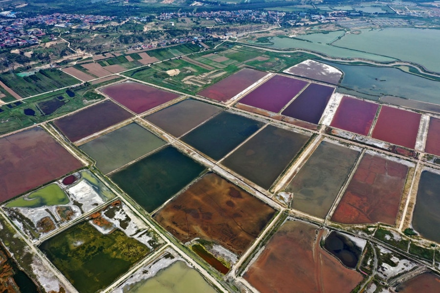 這是2023年7月11日拍攝的山西運(yùn)城鹽湖一角（無人機(jī)照片）。按照“生態(tài)優(yōu)先、保護(hù)為主、適度開發(fā)”的原則，2020年9月，運(yùn)城市全面停止鹽湖范圍內(nèi)的工業(yè)生產(chǎn)活動。近年來，千年鹽湖正在向生態(tài)保護(hù)、風(fēng)貌重塑、產(chǎn)業(yè)轉(zhuǎn)型、全域旅游的“綠色發(fā)展”轉(zhuǎn)變。