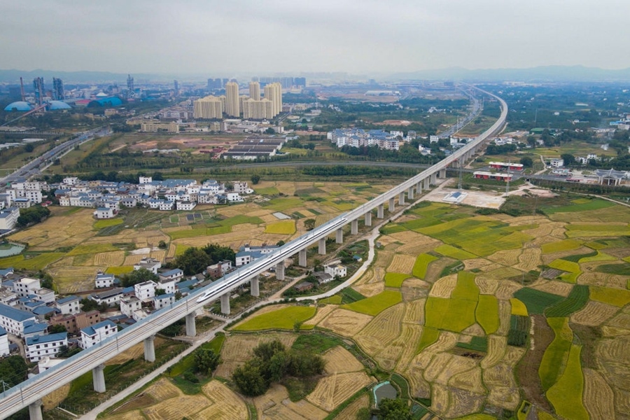 2021年10月14日，聯(lián)調(diào)聯(lián)試列車經(jīng)過贛深高鐵信豐特大橋（無人機(jī)照片）。2021年12月10日，連通贛南革命老區(qū)與深圳經(jīng)濟(jì)特區(qū)的贛深高鐵正式開通運(yùn)營，江西與粵港澳大灣區(qū)間形成快速客運(yùn)通道。
