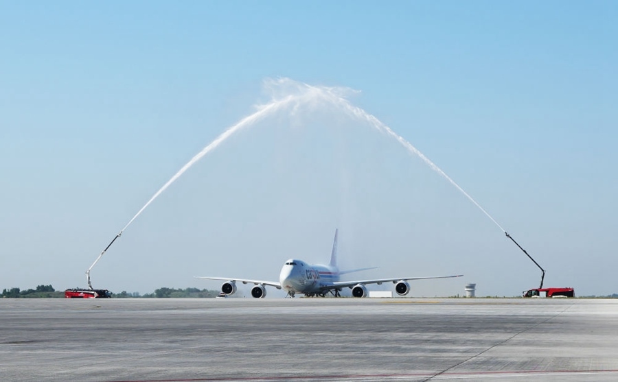 2023年6月14日，盧森堡國際貨運(yùn)航空公司的B747－8F全貨機(jī)抵達(dá)鄭州。鄭州—盧森堡“空中絲綢之路”貨運(yùn)量累計突破100萬噸。
