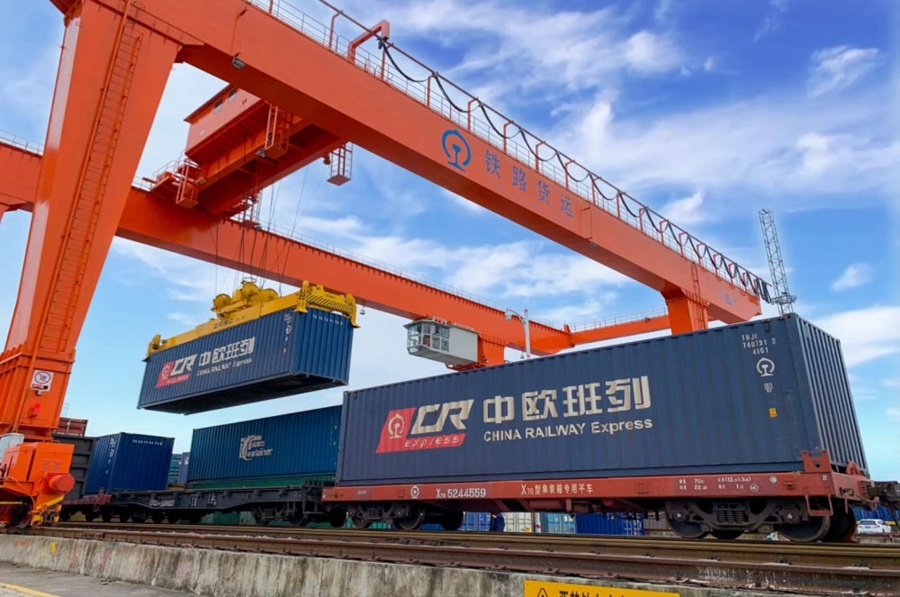 2022年4月29日，在鐵路合肥北站物流基地集裝箱作業(yè)區(qū)，龍門吊吊裝準(zhǔn)備發(fā)運(yùn)的中歐班列集裝箱。
