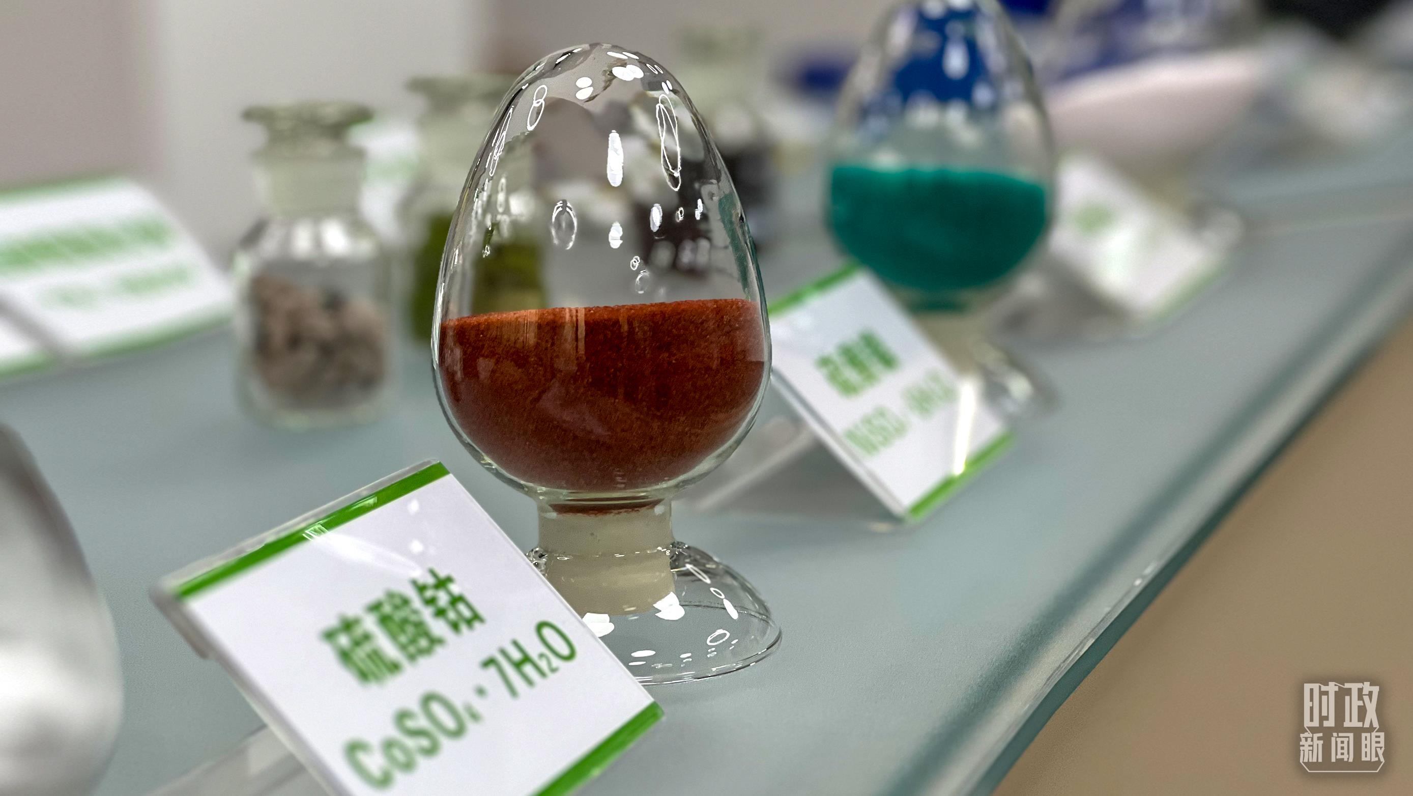 △巴斯夫杉杉電池材料有限公司的產(chǎn)品展示。（總臺央視記者李煒拍攝）