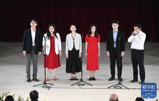 3月21日，國家開發(fā)銀行阿卡貝拉合唱團在音樂會上演出。新華社記者 任超 攝