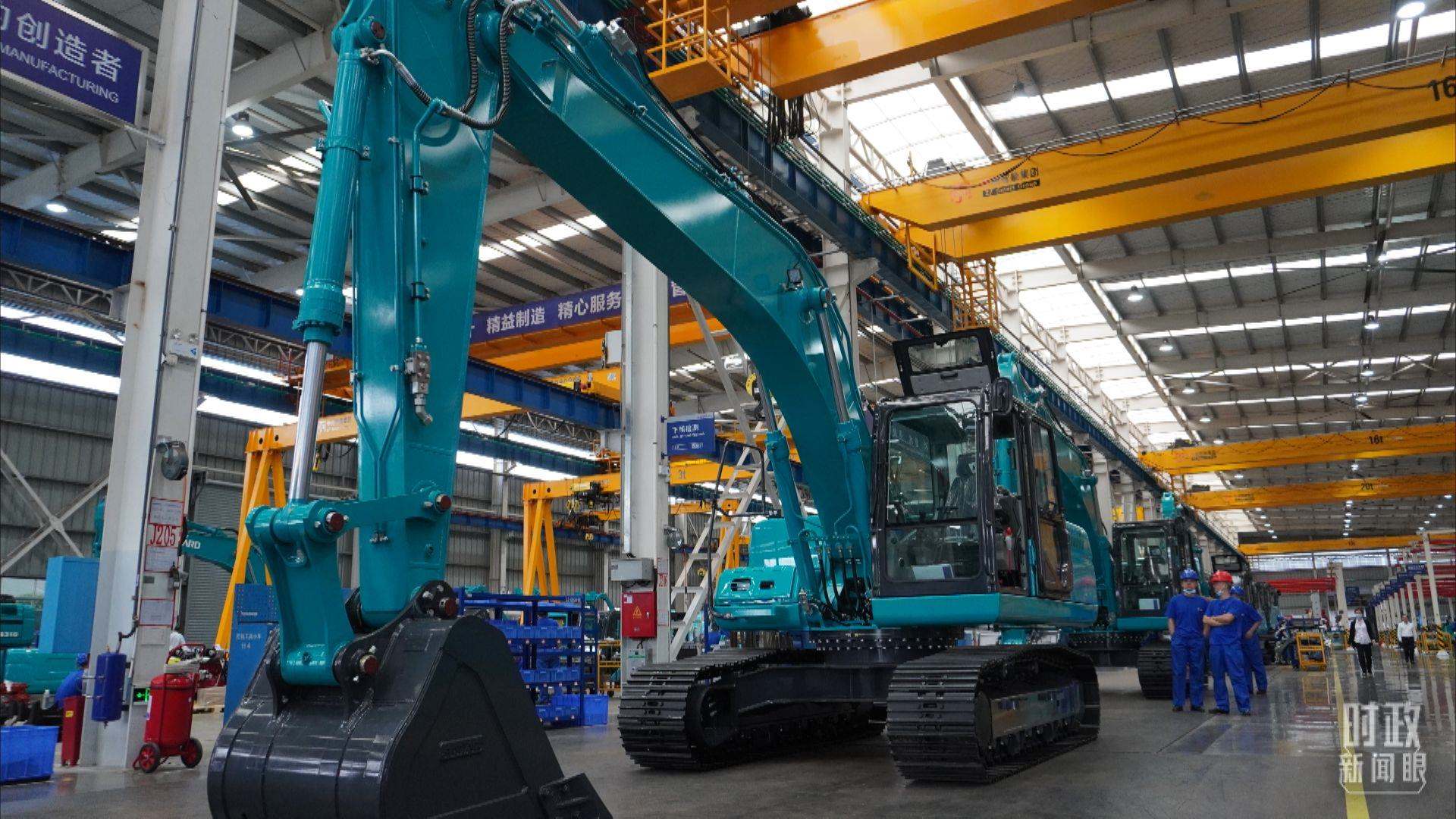 △這是山河智能大型挖掘機(jī)的組裝車間。2020年9月，習(xí)近平曾到此地考察。（總臺央視記者郭曉龍拍攝）