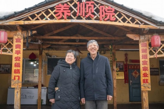 在伊春市友好區(qū)，伊春森工上甘嶺林業(yè)局有限責(zé)任公司溪水林場分公司退休職工劉養(yǎng)順（右）和老伴楊秋娥在自家農(nóng)家院中（3月13日攝）。新華社記者 謝劍飛 攝