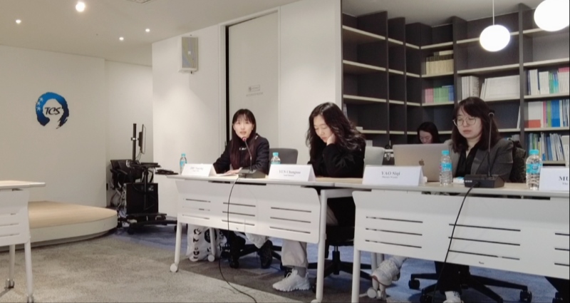 記者（左一）在交流活動(dòng)上，以加強(qiáng)中日韓三國(guó)經(jīng)濟(jì)合作、增進(jìn)三國(guó)民眾相互理解為主題發(fā)表演講。權(quán)小星攝