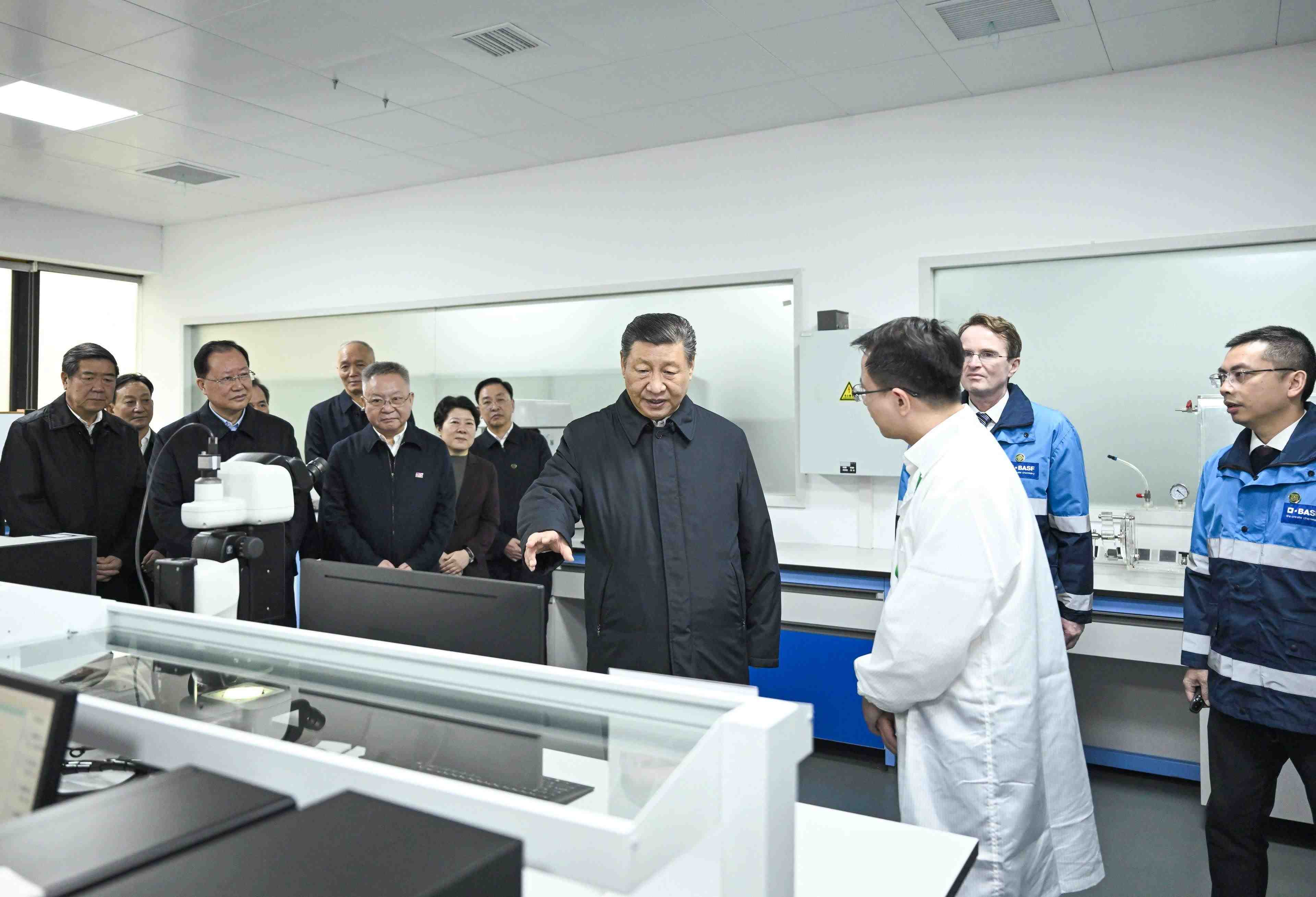 △3月18日，正在湖南長沙考察的習(xí)近平總書記來到巴斯夫杉杉電池材料有限公司，聽取當(dāng)?shù)丶涌彀l(fā)展新質(zhì)生產(chǎn)力、擴(kuò)大高水平對外開放等情況介紹，察看企業(yè)產(chǎn)品展示，了解材料性能測試情況和電池生產(chǎn)流程。
