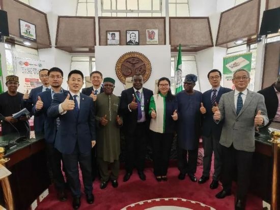 3月21日，與會嘉賓在首屆拉各斯論壇現(xiàn)場合影留念。（圖片由中國駐拉各斯總領(lǐng)事館提供）