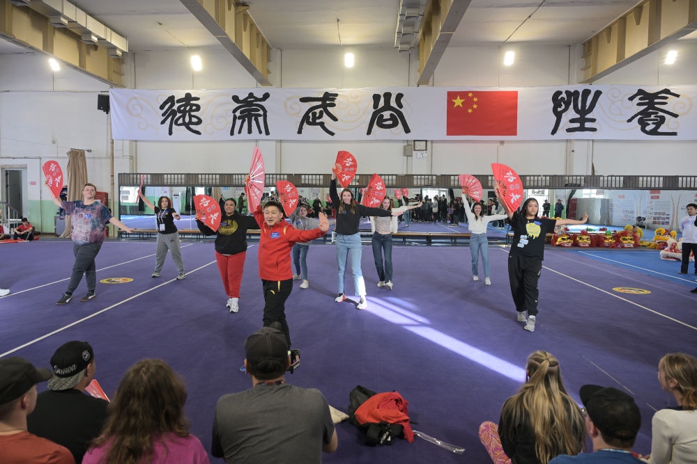 3月19日，美國華盛頓州中學(xué)生代表團(tuán)的成員在首都體育學(xué)院體驗功夫扇。新華社記者 李鑫 攝