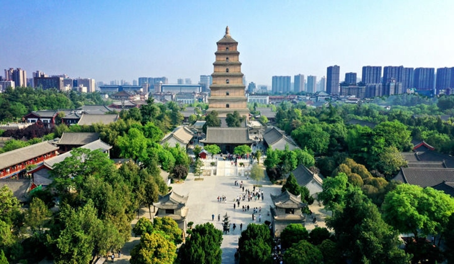  這是2023年4月19日拍攝的西安大雁塔（無人機照片）。2014年6月，由中國、哈薩克斯坦和吉爾吉斯斯坦三國聯(lián)合申報的“絲綢之路：長安-天山廊道的路網(wǎng)”成功列入《世界遺產(chǎn)名錄》,成為世界上第一個以聯(lián)合申報的形式成功列入世界遺產(chǎn)名錄的絲綢之路項目，也是聯(lián)合國教科文組織確定的絲綢之路54個廊道中第一個成功申遺的項目。新華社記者 劉瀟 攝