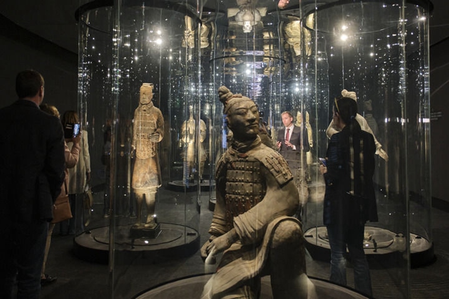  2023年3月28日，觀眾在西班牙阿利坎特參觀“中國秦漢文明的遺產(chǎn)”展覽。新華社記者 孟鼎博 攝
