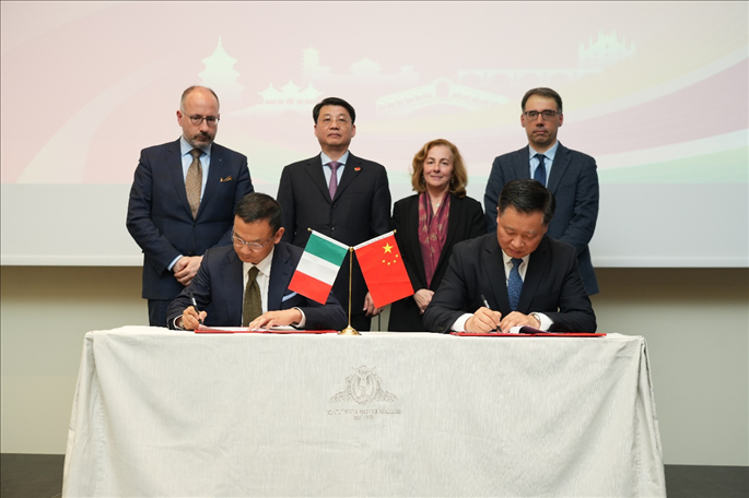 揚州市政府與意大利中國商會簽署合作協(xié)議。 主辦方供圖