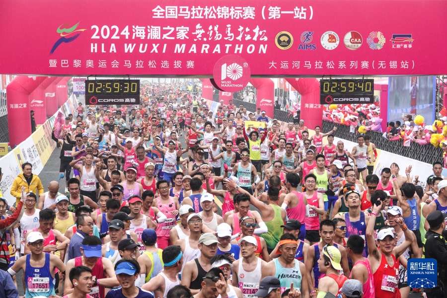 3月24日，參賽選手在3小時(shí)內(nèi)完賽。2024無錫馬拉松共有3423人“破三”（3小時(shí)內(nèi)完賽），這也創(chuàng)造了國(guó)內(nèi)單場(chǎng)賽事“破三”的新高。新華社記者 楊磊 攝