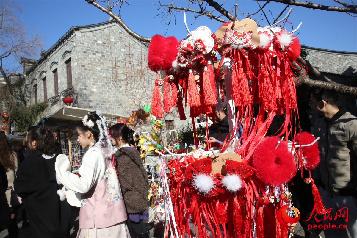 游客身著傳統(tǒng)服飾游南京老門東歷史文化街區(qū)。人民網(wǎng)記者 劉微攝