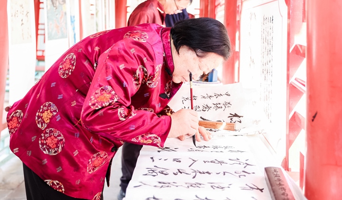 杏花節(jié)書畫展上書法家現(xiàn)場創(chuàng)作。受訪方供圖