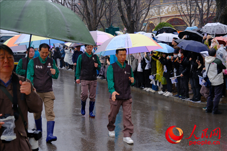 飼養(yǎng)員姜哲遠和宋永寬為“福寶”開路送行。人民網 李帆攝