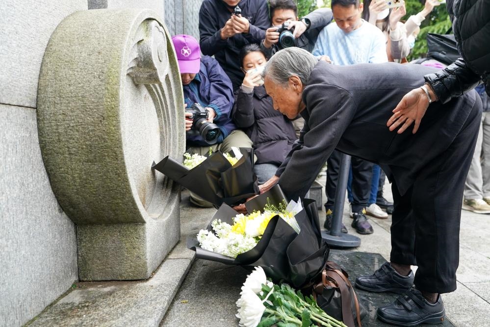 南京大屠殺幸存者夏淑琴在獻(xiàn)花。新華社記者李博 攝