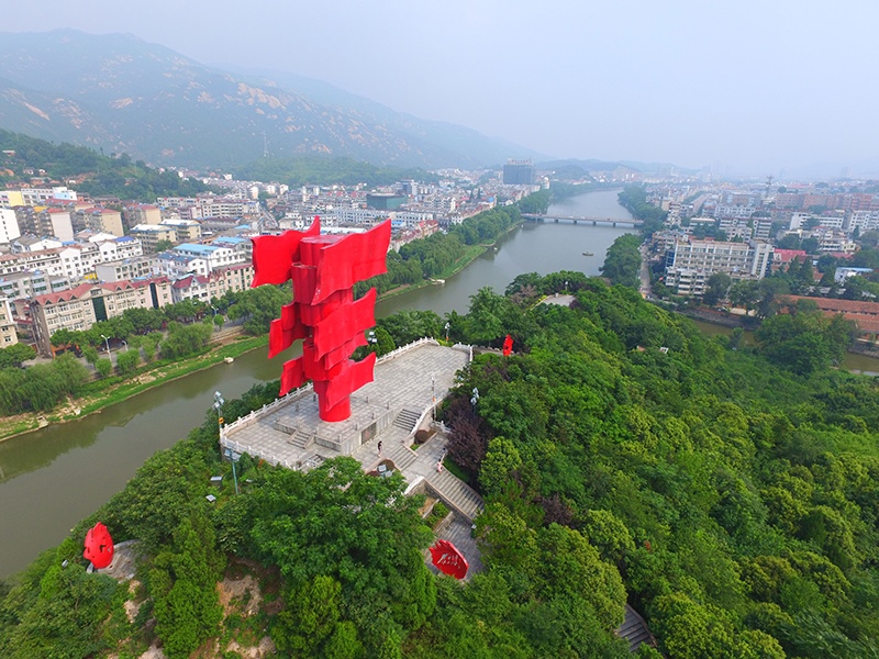 這是河南省信陽(yáng)市新縣鄂豫皖蘇區(qū)首府革命博物館附近的英雄山八面紅旗雕塑。