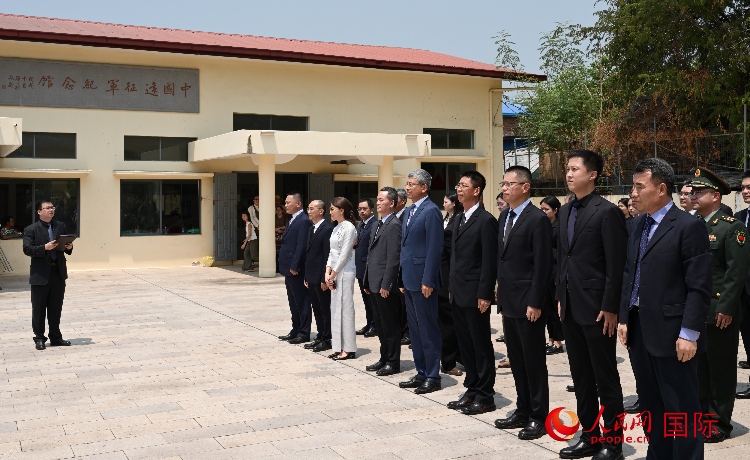全體人員默哀追思。人民網(wǎng)記者 謝佳君攝