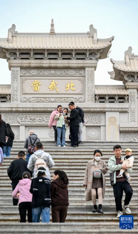 4月5日，游客在寧夏石嘴山市北武當(dāng)生態(tài)旅游區(qū)游玩、拍照。新華社記者 馮開華 攝